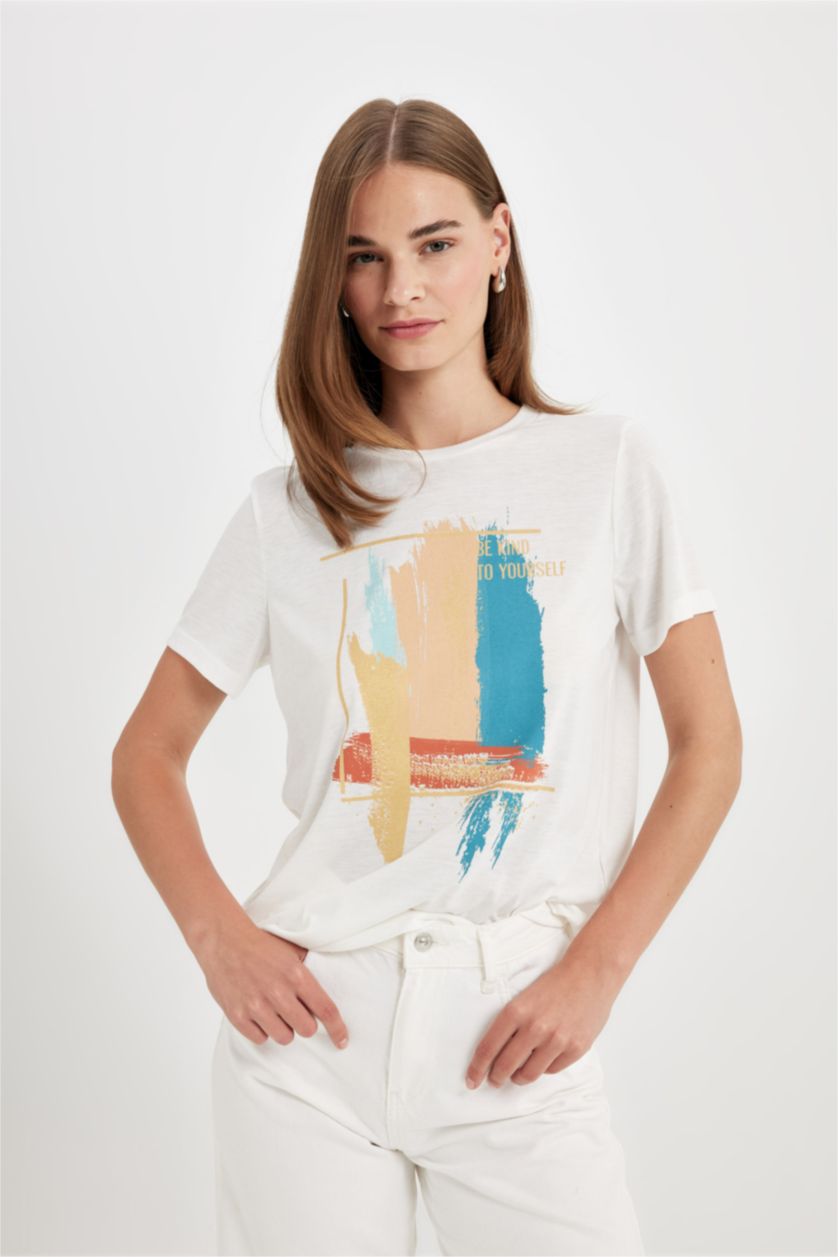 حريمي بيج فاتح تيشيرت مطبوع قصة عادية برقبة مستديرة