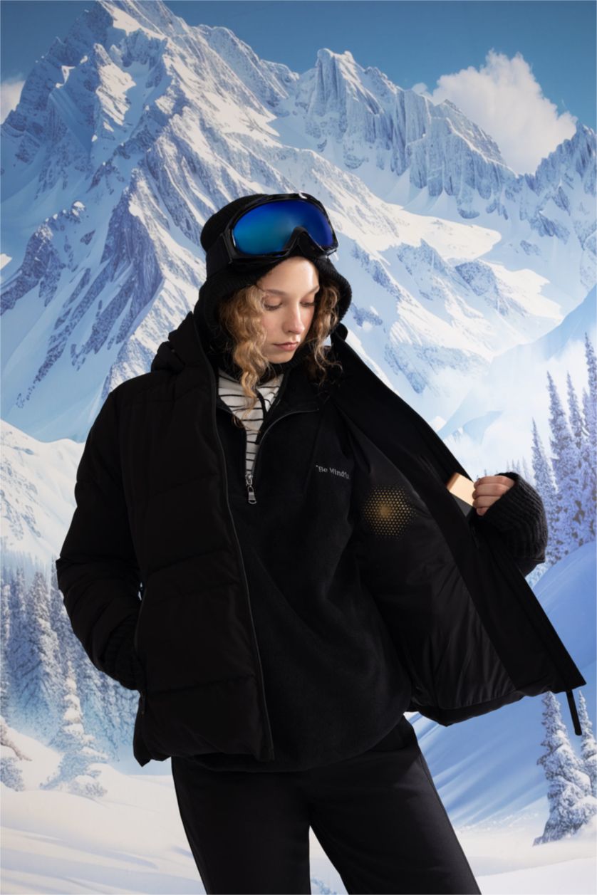 نساء أسود جاكيت تزلج  قصة عادية بغطاء للرأس ضد الماء من DeFactoFit