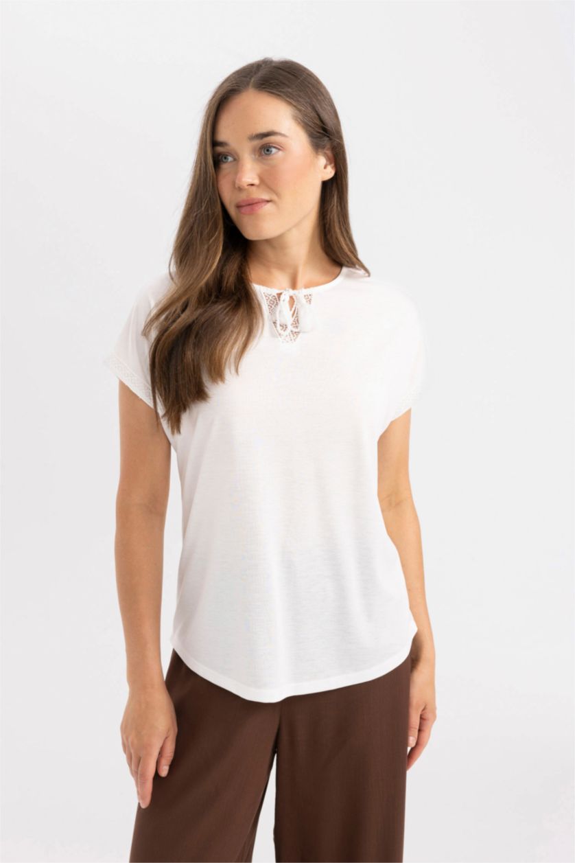 FEMME Écru T-Shirt à Col rond et Manches Courtes