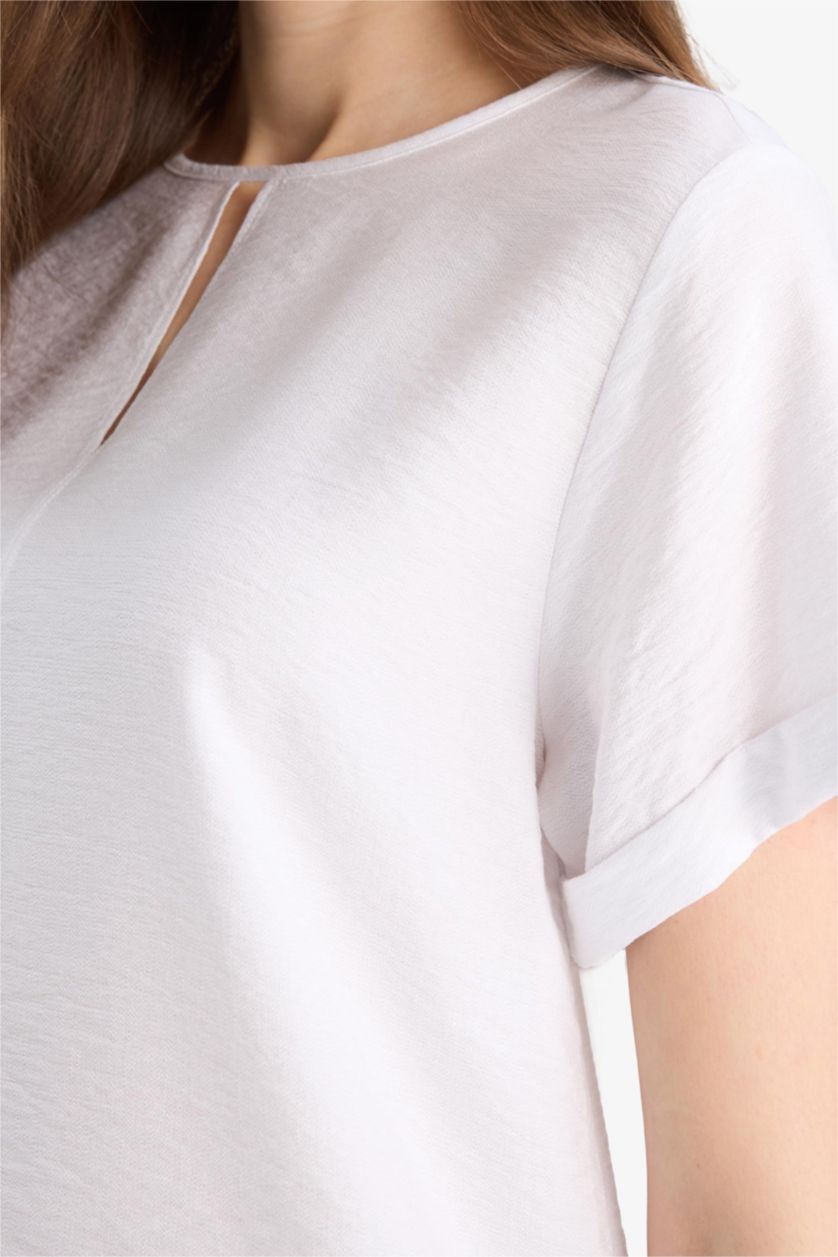 نساء بيج فاتح بلوزة نص ردن قصة عادية بياخة مدورة