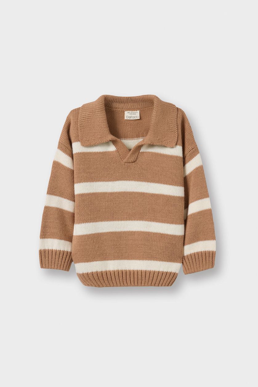 طفل صغير بيج فاتح بلوز صوف مخطط ولادي قصة عادية وياخة بولو