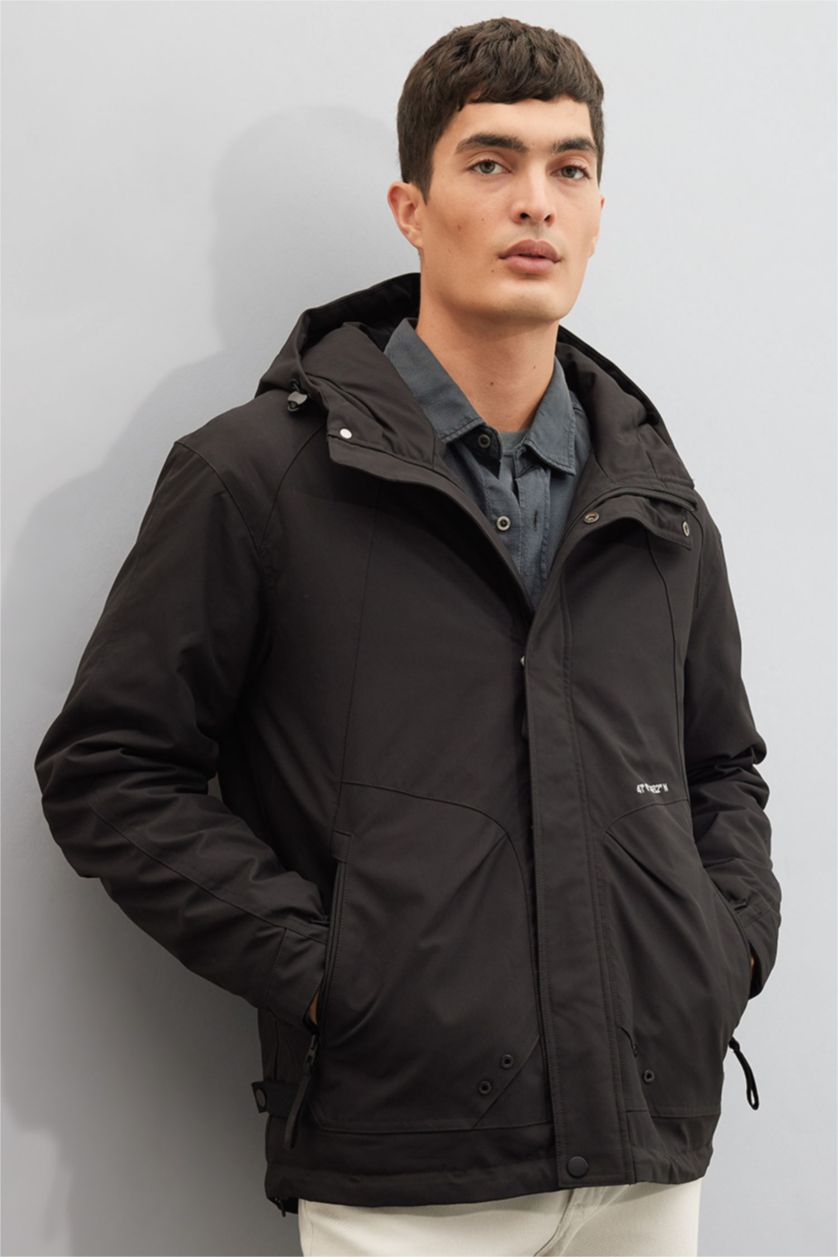 رجال أسود جاكيت مطر خفيف بغطاء للرأس مقاوم للماء بجيب وسحاب