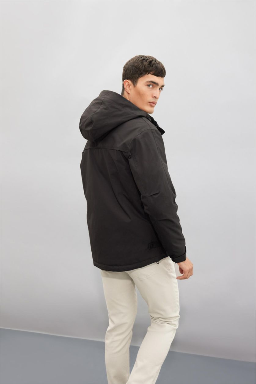 رجال أسود جاكيت مطر خفيف بغطاء للرأس مقاوم للماء بجيب وسحاب