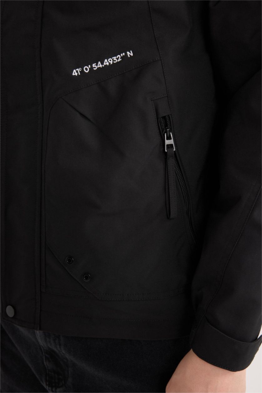 رجال أسود جاكيت مطر خفيف بغطاء للرأس مقاوم للماء بجيب وسحاب