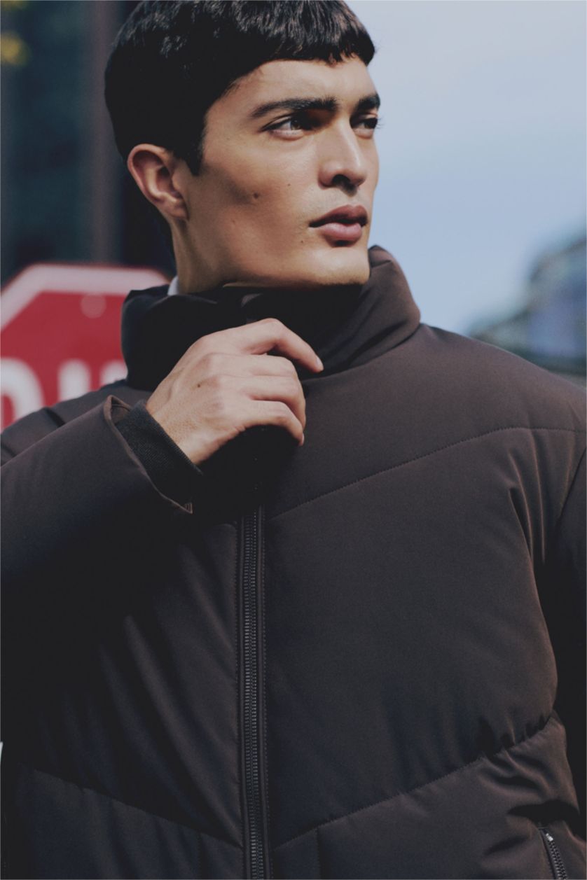 Erkek Kahve Slim Fit Dar Kesim Dik Yaka Fermuarlı Cepli Şişme Mont