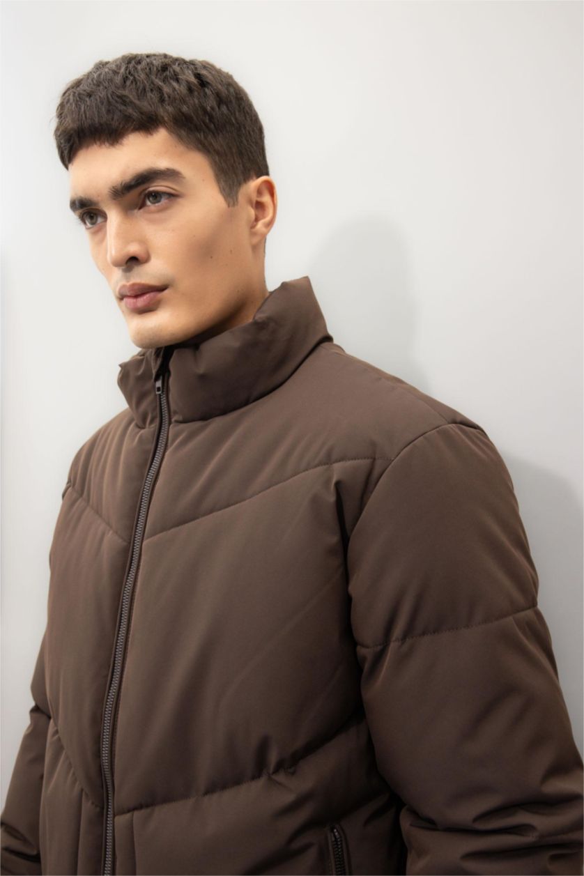 Erkek Kahve Slim Fit Dar Kesim Dik Yaka Fermuarlı Cepli Şişme Mont