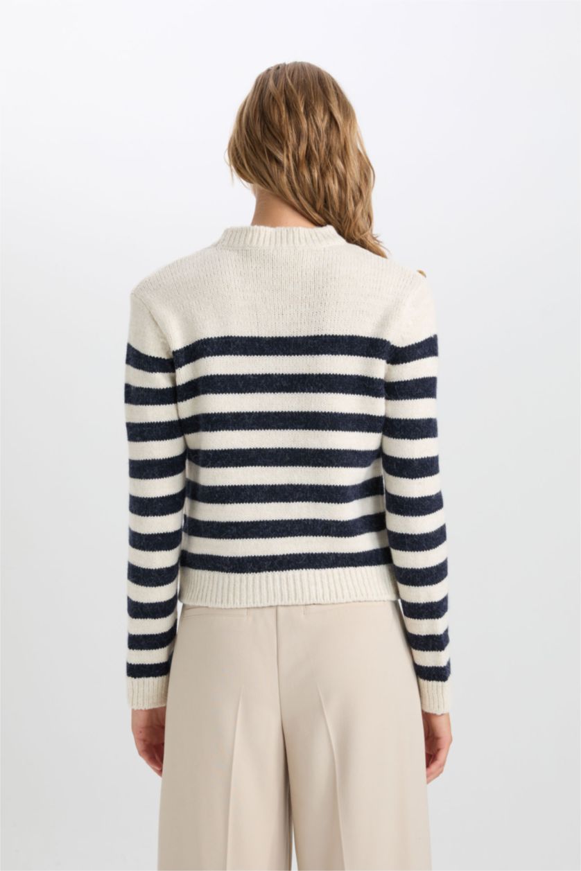 Kadın Ekru Regular Fit Yumuşak Dokulu Bisiklet Yaka Düğmeli Çizgili Triko Kazak