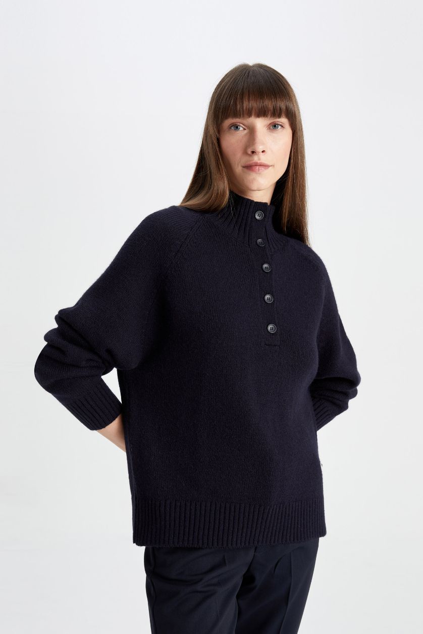 Kadın Lacivert Relax Fit Yumuşak Dokulu Düğmeli Yaka Basic Düz Triko Kazak