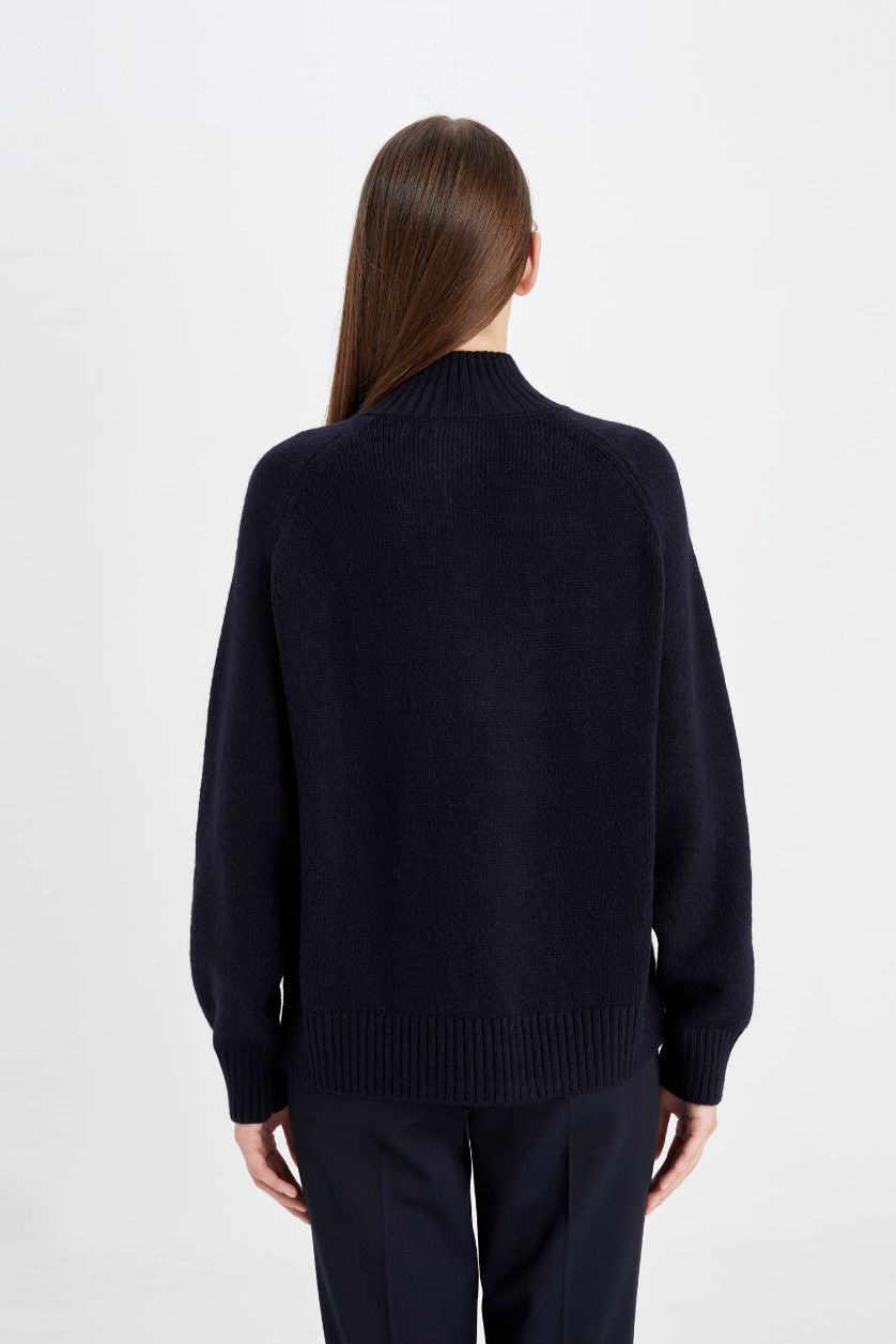 Kadın Lacivert Relax Fit Yumuşak Dokulu Düğmeli Yaka Basic Düz Triko Kazak