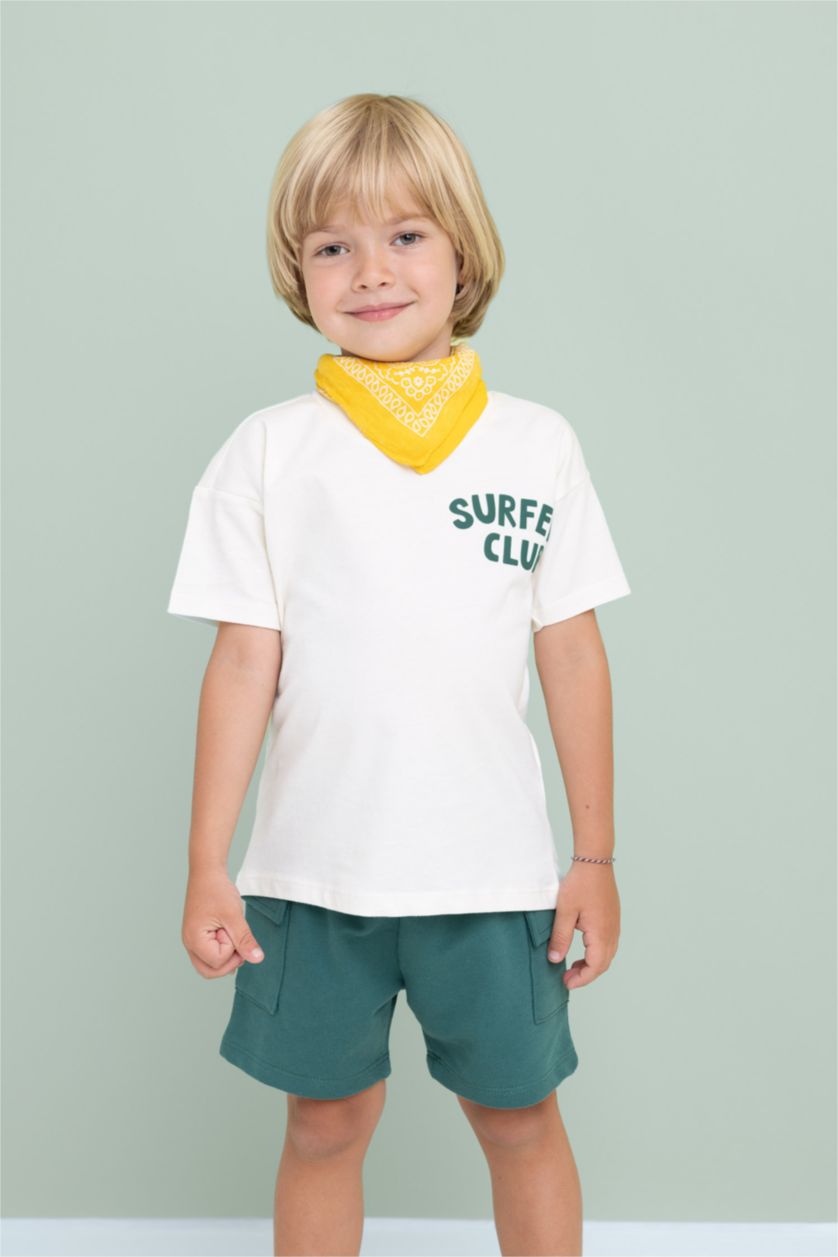 طفل صغير بيج فاتح تيشيرت نص ردن قصة عادية بطبعة شعار