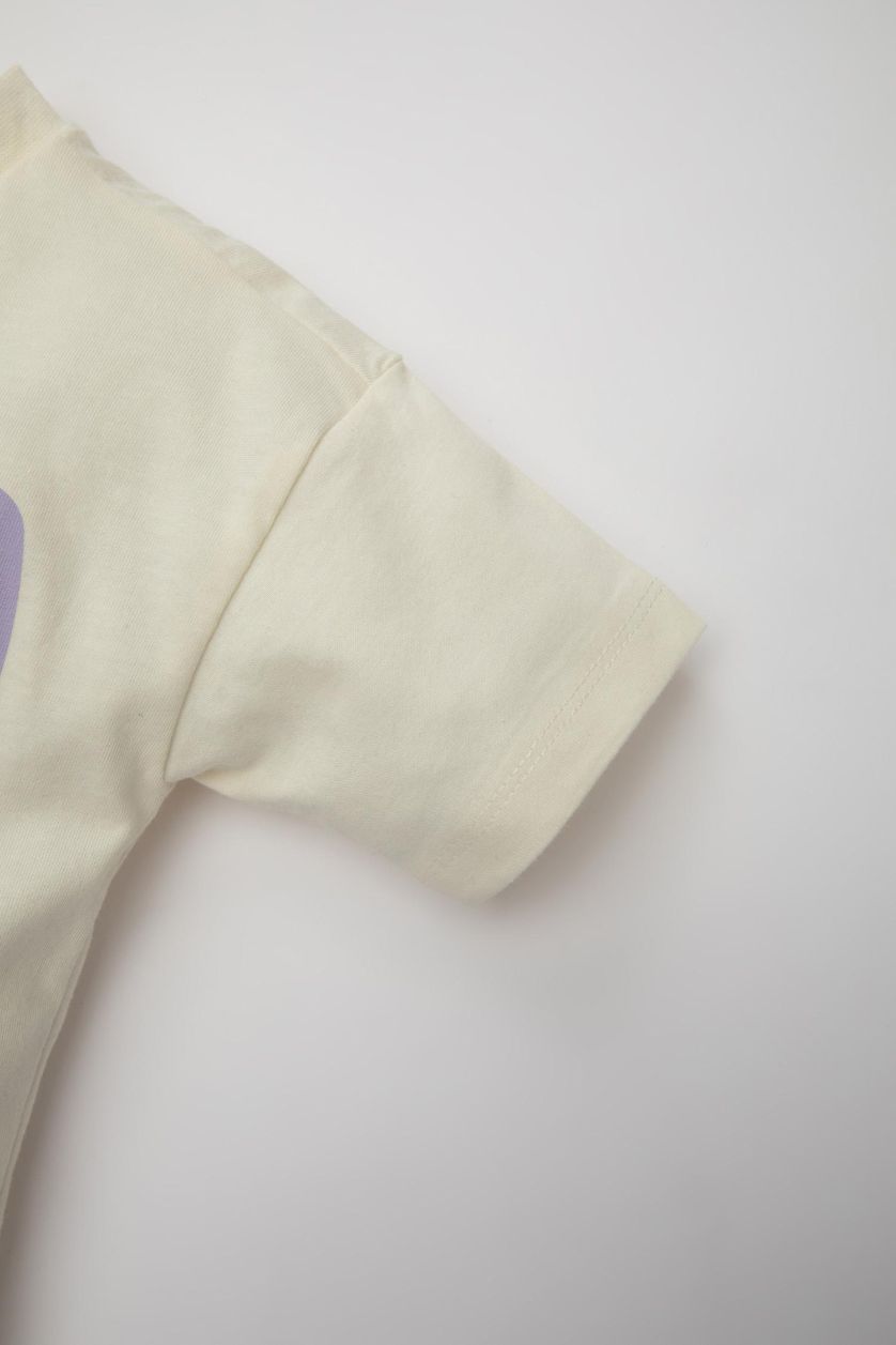 طفل صغير بيج فاتح تيشيرت ولادي نص ردن قصة عادية بطبعة نخيل