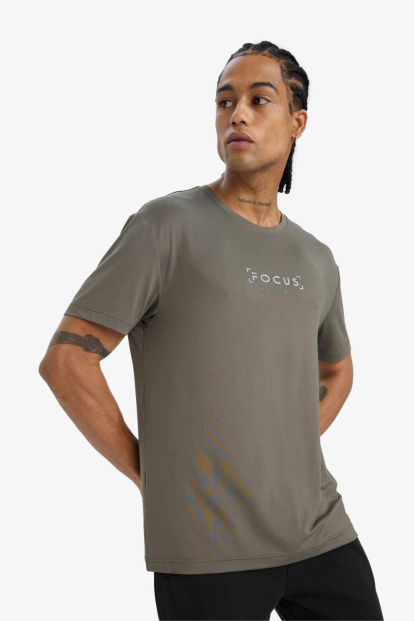 Erkek Haki Standart Fit Yumuşak Tuşe Bisiklet Yaka Baskılı Kısa Kollu Tişört