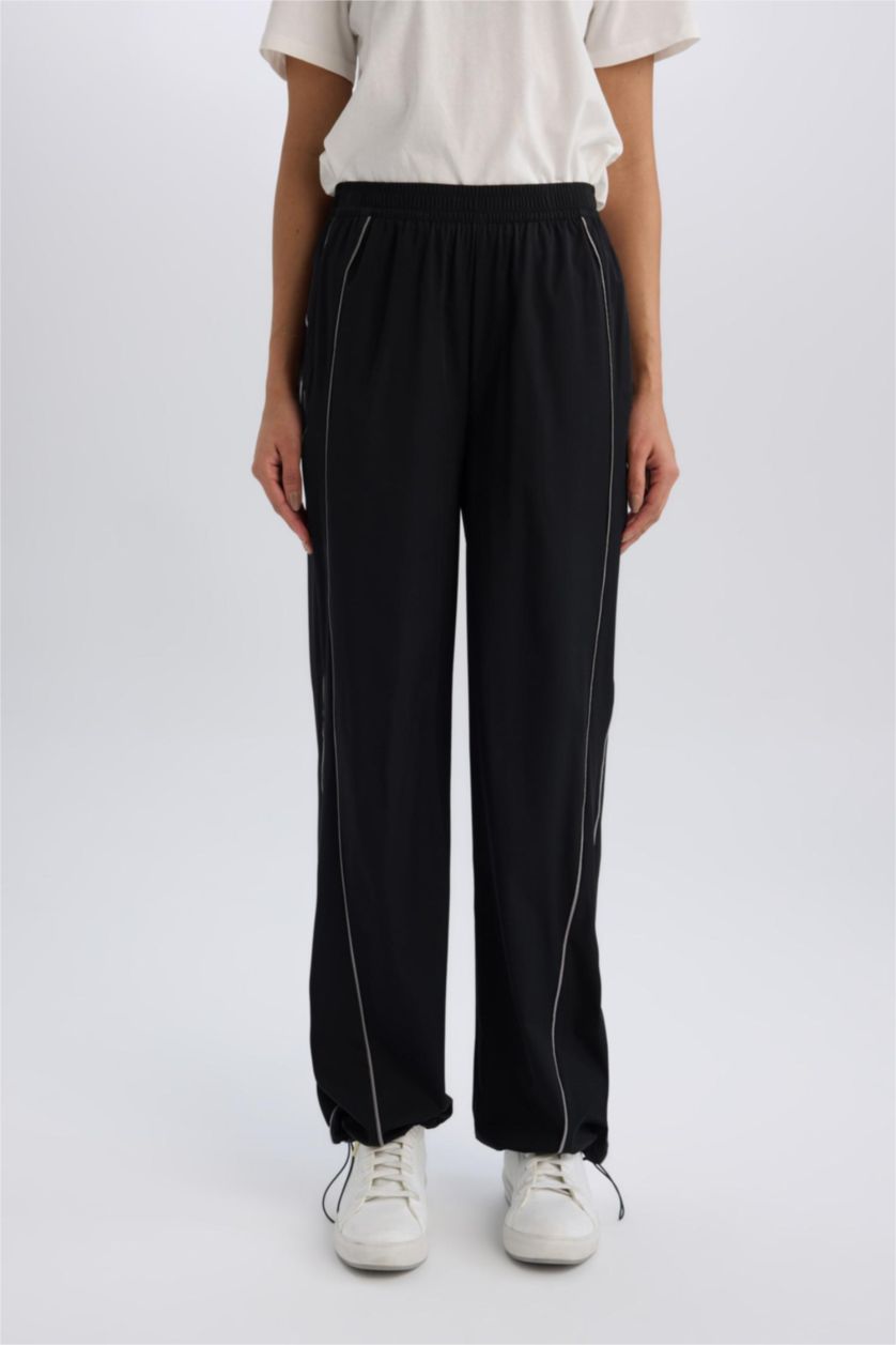 Kadın Siyah Wide Leg Geniş Paça Paçası Ayarlanabilir Cepli Sporcu Dokuma Pantolon
