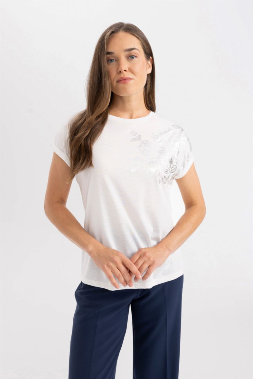 نساء بيج فاتح تيشيرت نص ردن وياخة مستديرة