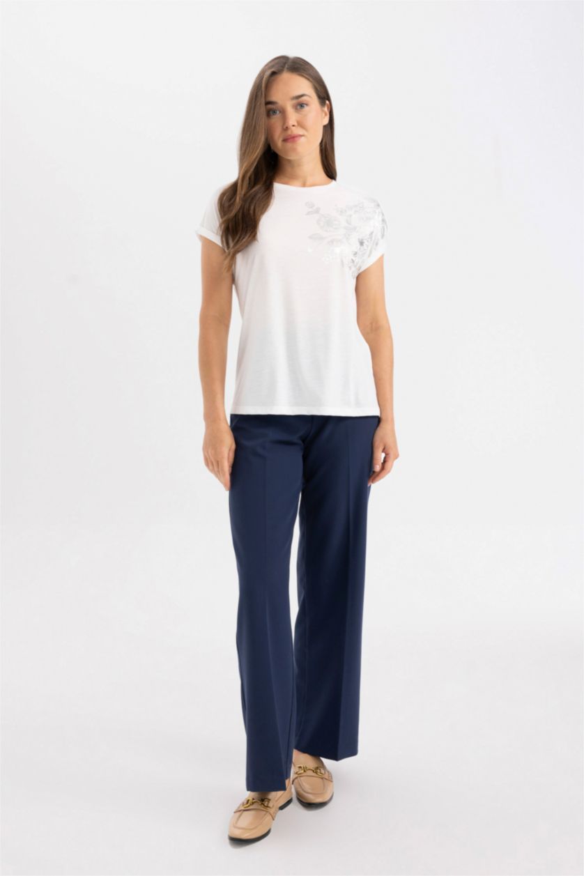 نساء بيج فاتح تيشيرت نص ردن وياخة مستديرة