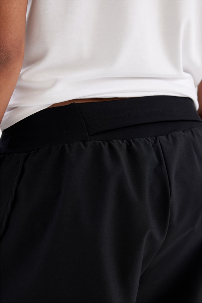 Kadın Siyah Sporcu Kısa Paça Dokuma Şort