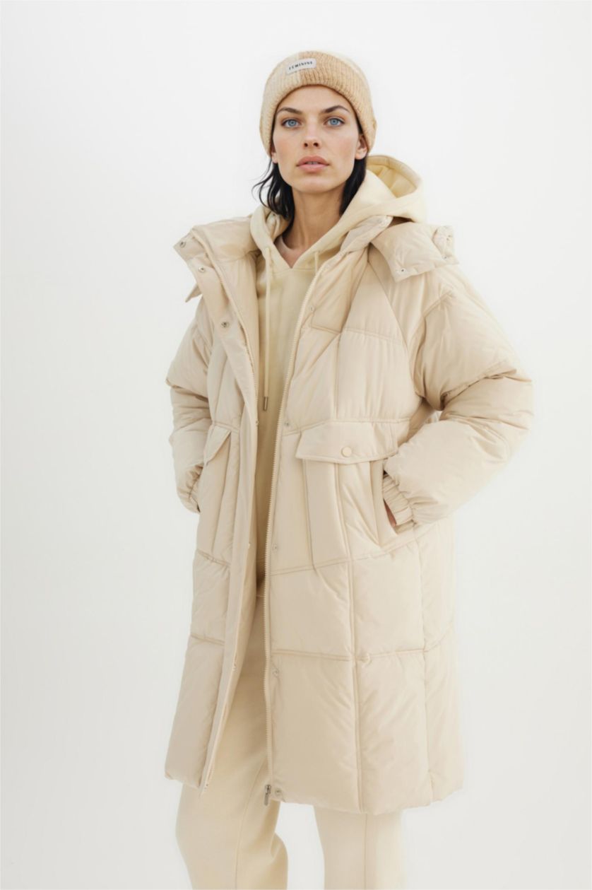 Kadın Ekru Su Geçirmez Uzun Şişme Mont Kapüşonlu Kapitoneli Fermuarlı Çıtçıtlı Cepli