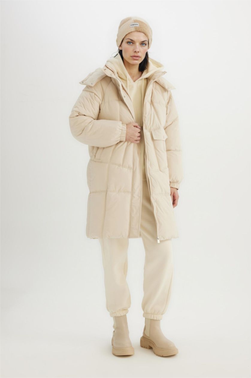 Kadın Ekru Su Geçirmez Uzun Şişme Mont Kapüşonlu Kapitoneli Fermuarlı Çıtçıtlı Cepli