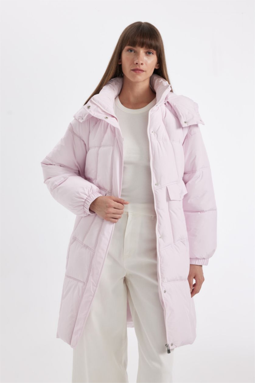 Kadın Açık Pembe Su Geçirmez Uzun Şişme Mont Kapüşonlu Kapitoneli Fermuarlı Çıtçıtlı Cepli