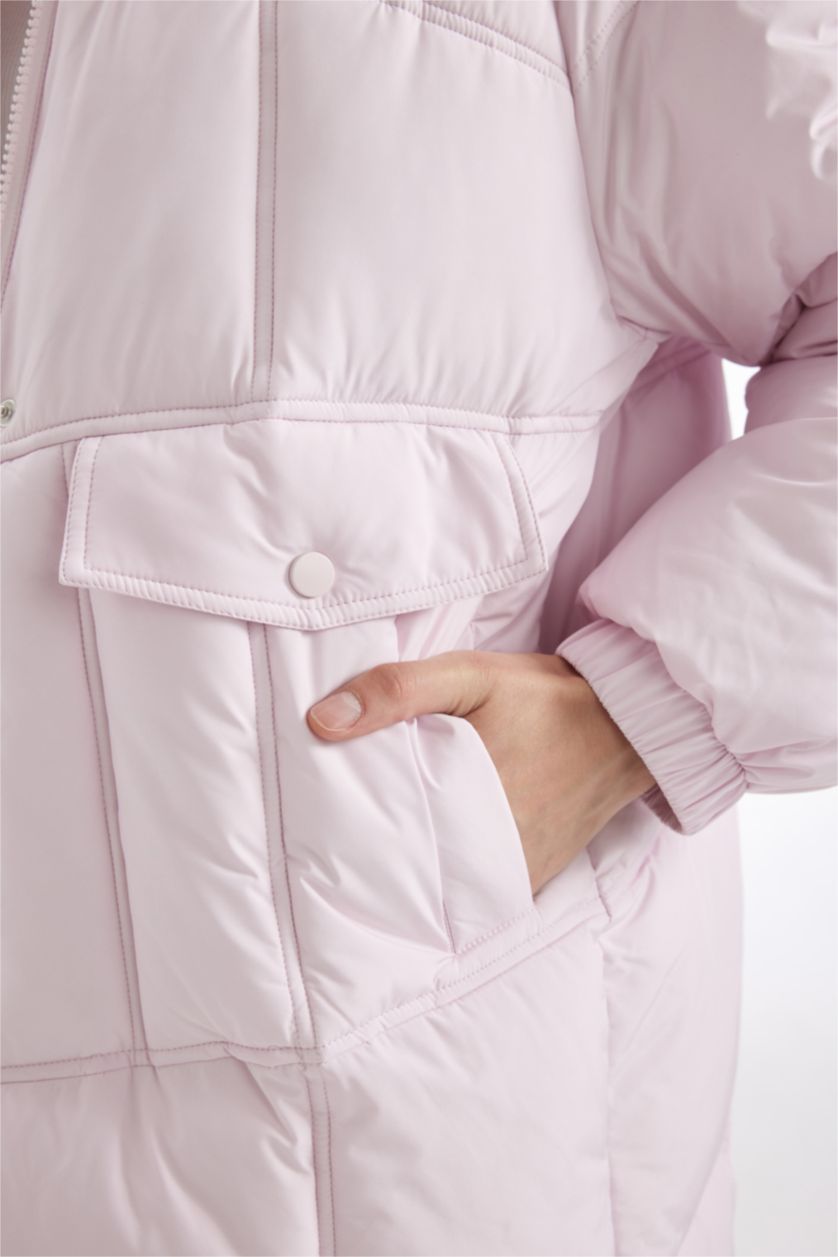 Kadın Açık Pembe Su Geçirmez Uzun Şişme Mont Kapüşonlu Kapitoneli Fermuarlı Çıtçıtlı Cepli