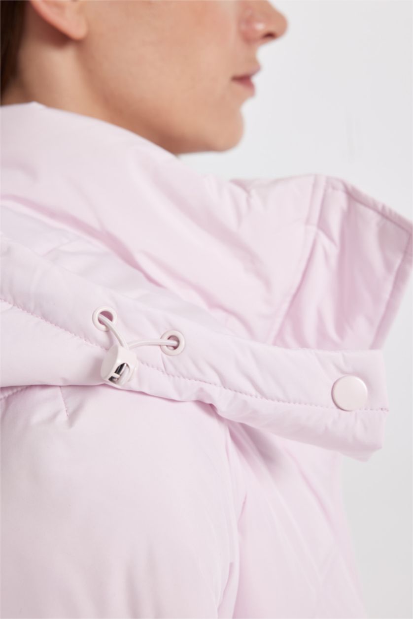Kadın Açık Pembe Su Geçirmez Uzun Şişme Mont Kapüşonlu Kapitoneli Fermuarlı Çıtçıtlı Cepli