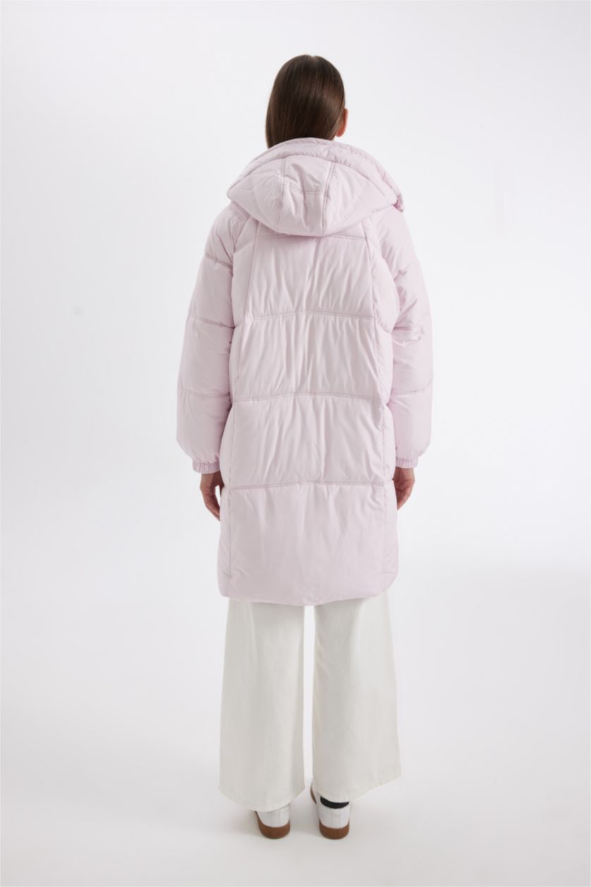 Kadın Açık Pembe Su Geçirmez Uzun Şişme Mont Kapüşonlu Kapitoneli Fermuarlı Çıtçıtlı Cepli