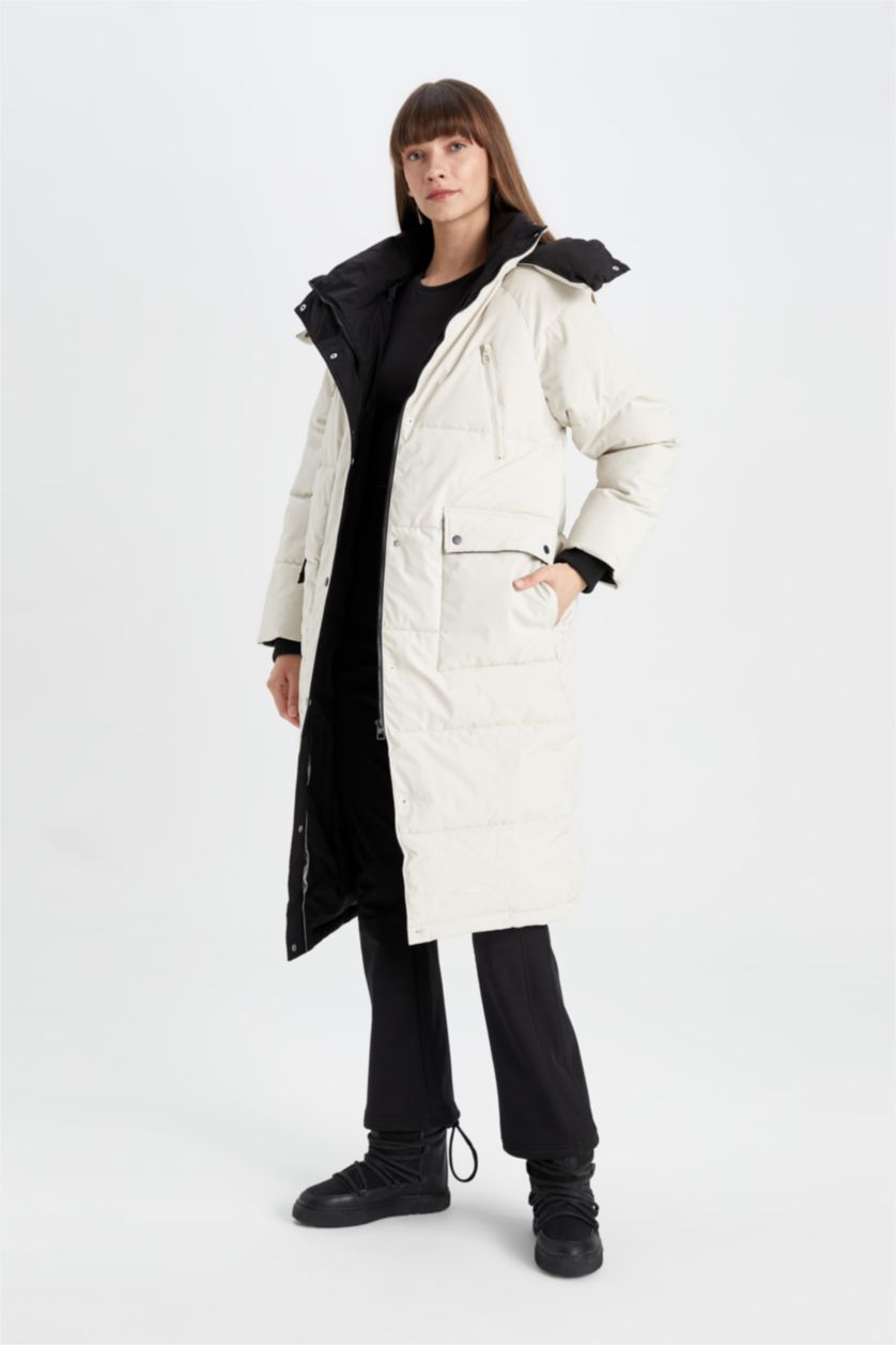 حريمي بيج فاتح جاكيت طويل تقيل قصة عادية بكابيشون وتر برووف