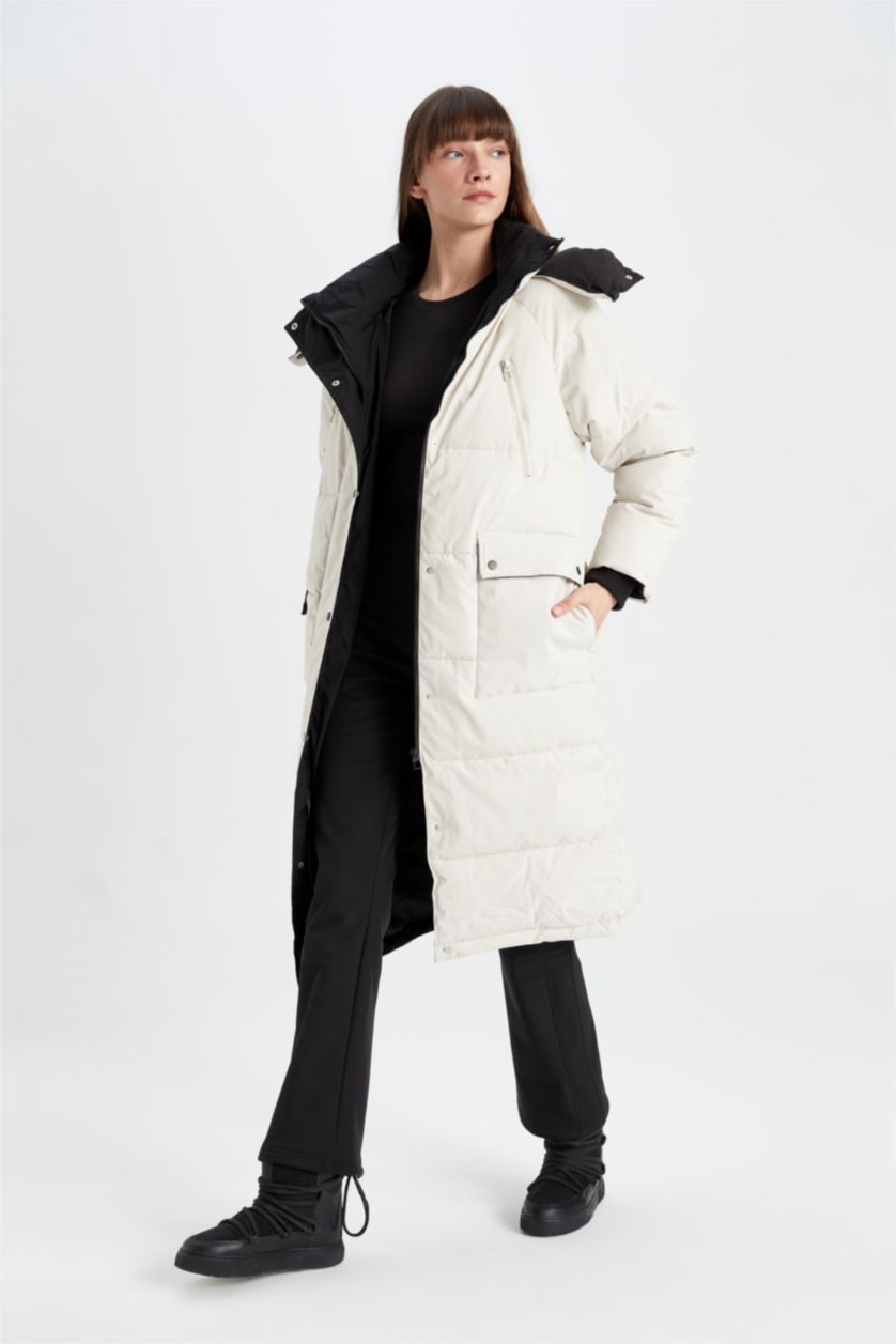 حريمي بيج فاتح جاكيت طويل تقيل قصة عادية بكابيشون وتر برووف