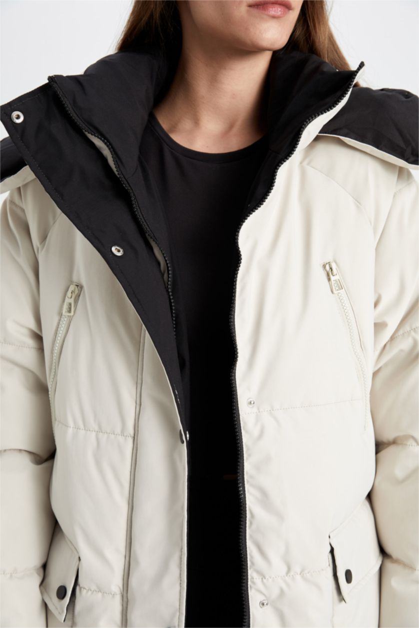 حريمي بيج فاتح جاكيت طويل تقيل قصة عادية بكابيشون وتر برووف