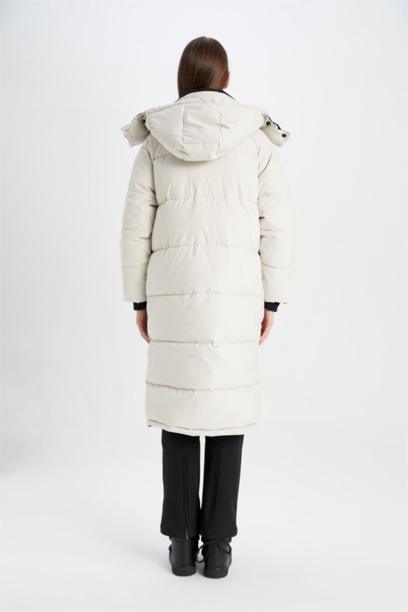 حريمي بيج فاتح جاكيت طويل تقيل قصة عادية بكابيشون وتر برووف