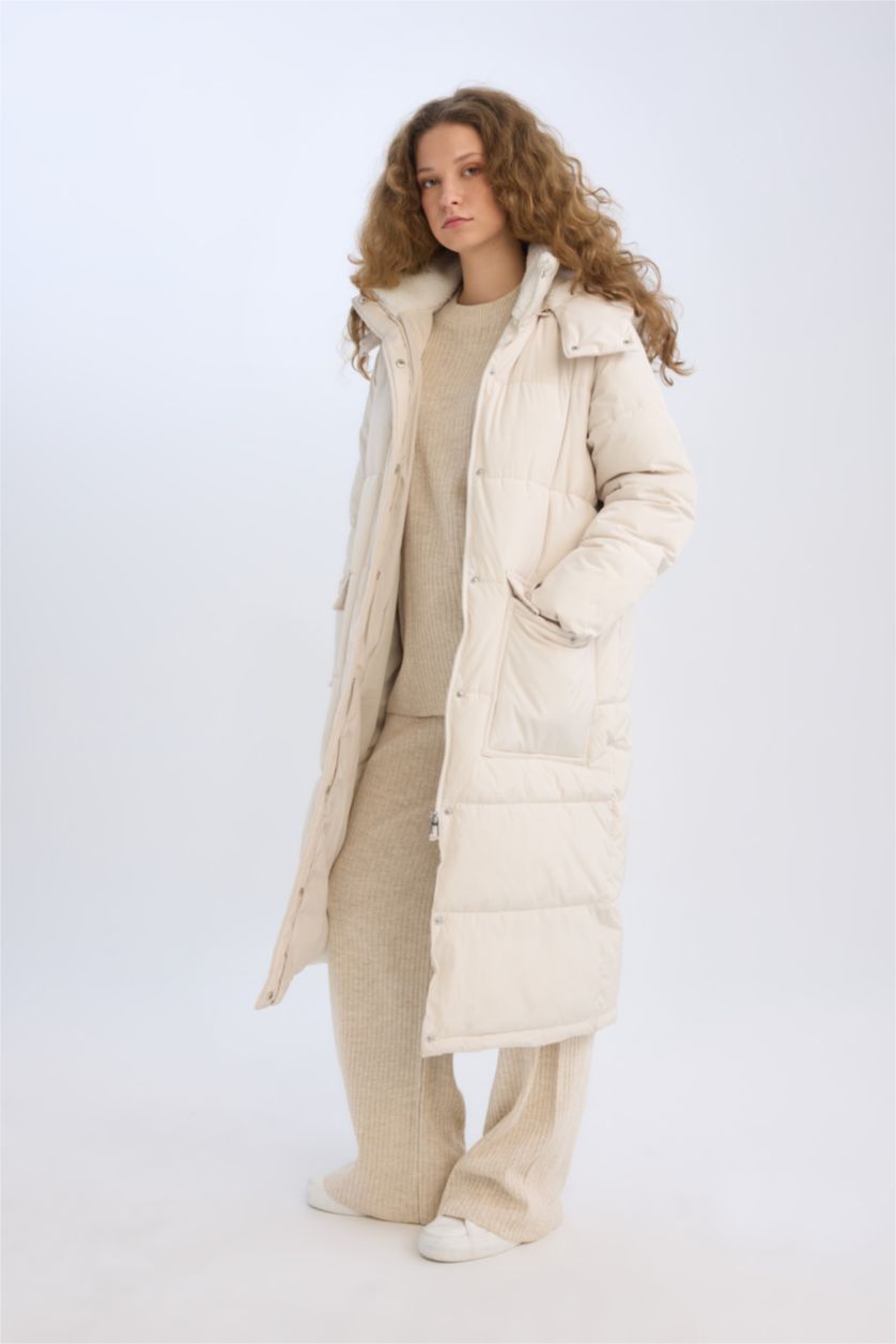 Kadın Ekru Su Geçirmez Uzun Şişme Mont Parka Oversize Geniş Kalıp Kapüşonlu Fermuarlı Cepli