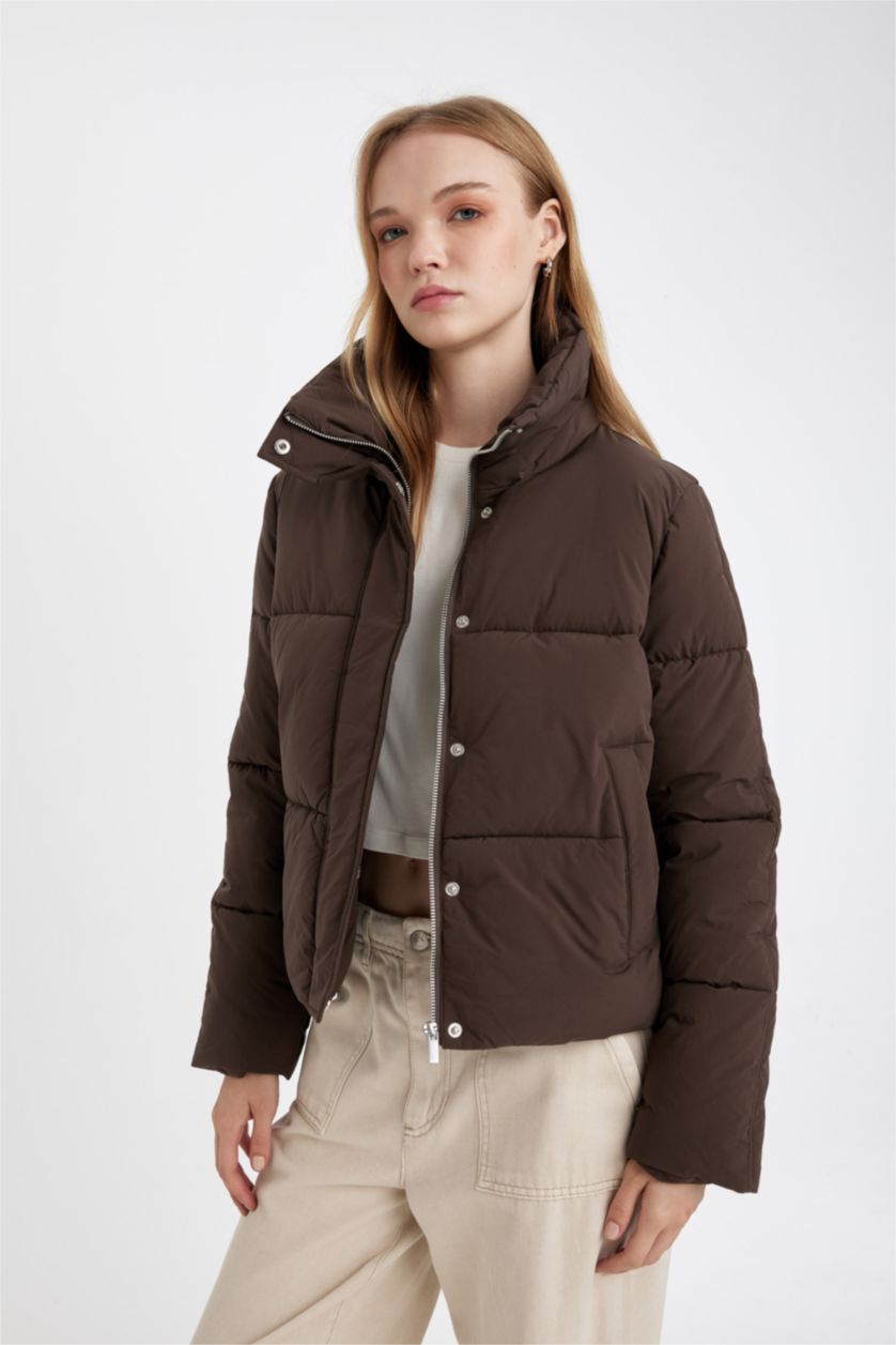 Kadın Koyu Kahve Su Geçirmez Dik Yaka Şişme Mont Cepli Fermuarlı Çıtçıtlı