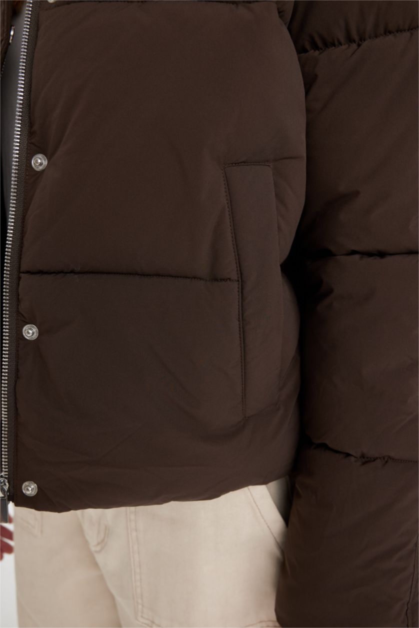 Kadın Koyu Kahve Su Geçirmez Dik Yaka Şişme Mont Cepli Fermuarlı Çıtçıtlı
