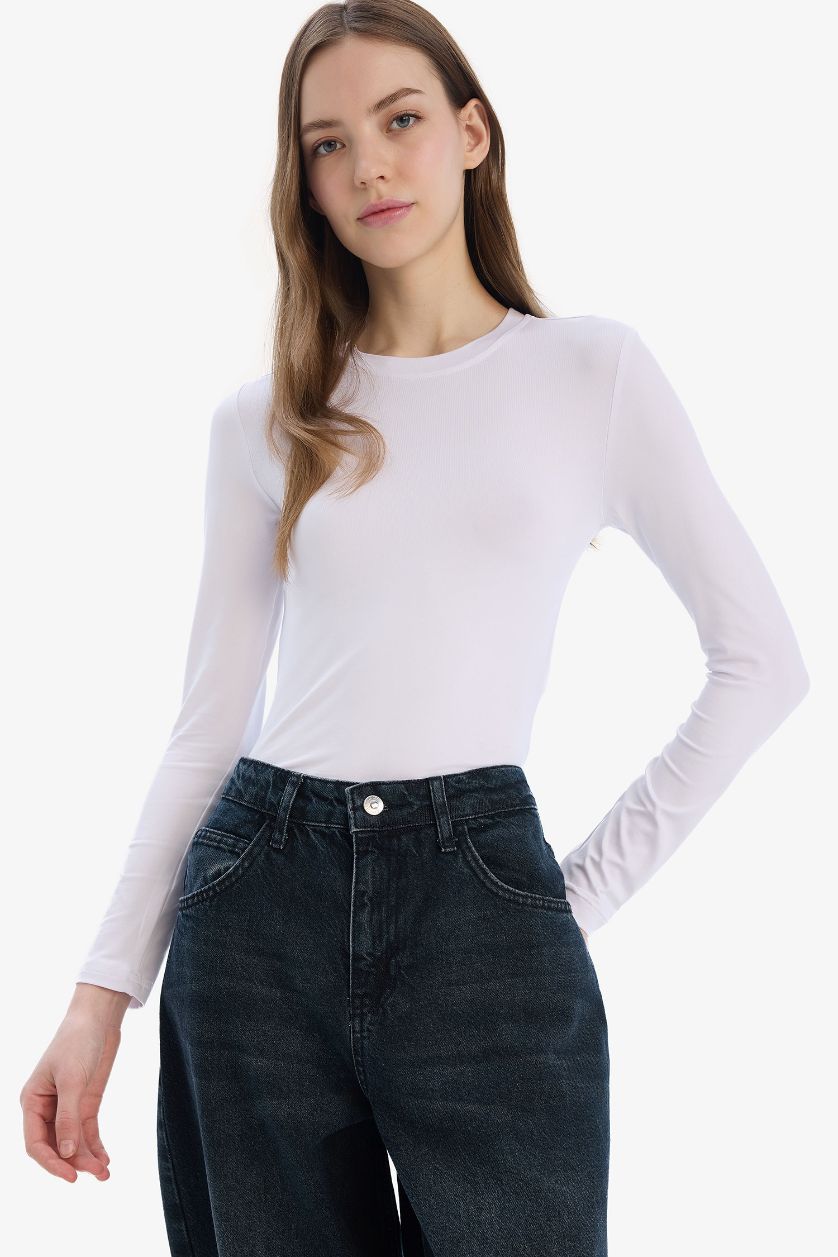 Kadın Beyaz Fitted Bisiklet Yaka Basic Düz Uzun Kollu Tişört