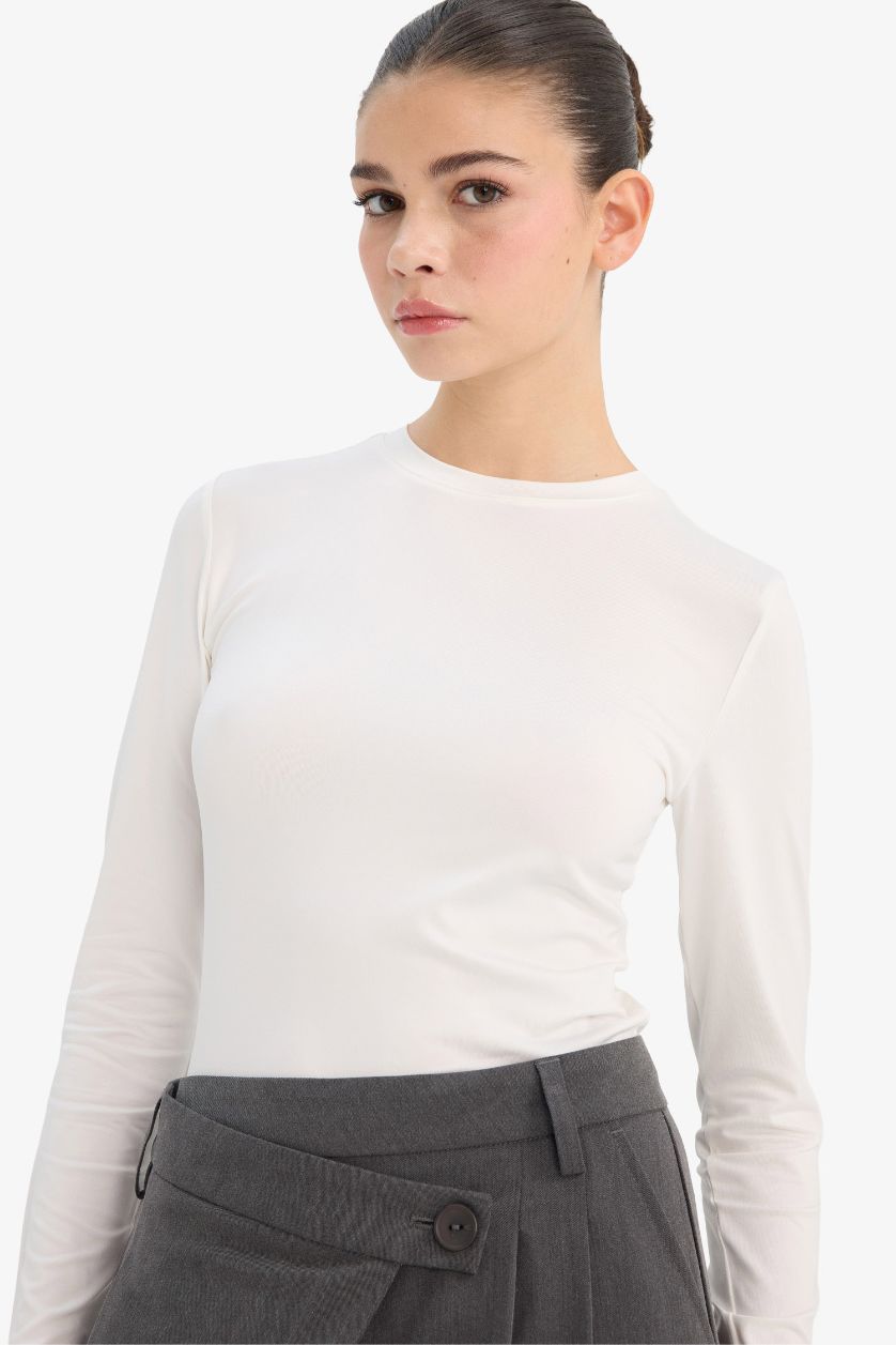 Woman White Fitted Crew Neck Long Sleeve T-Shirt