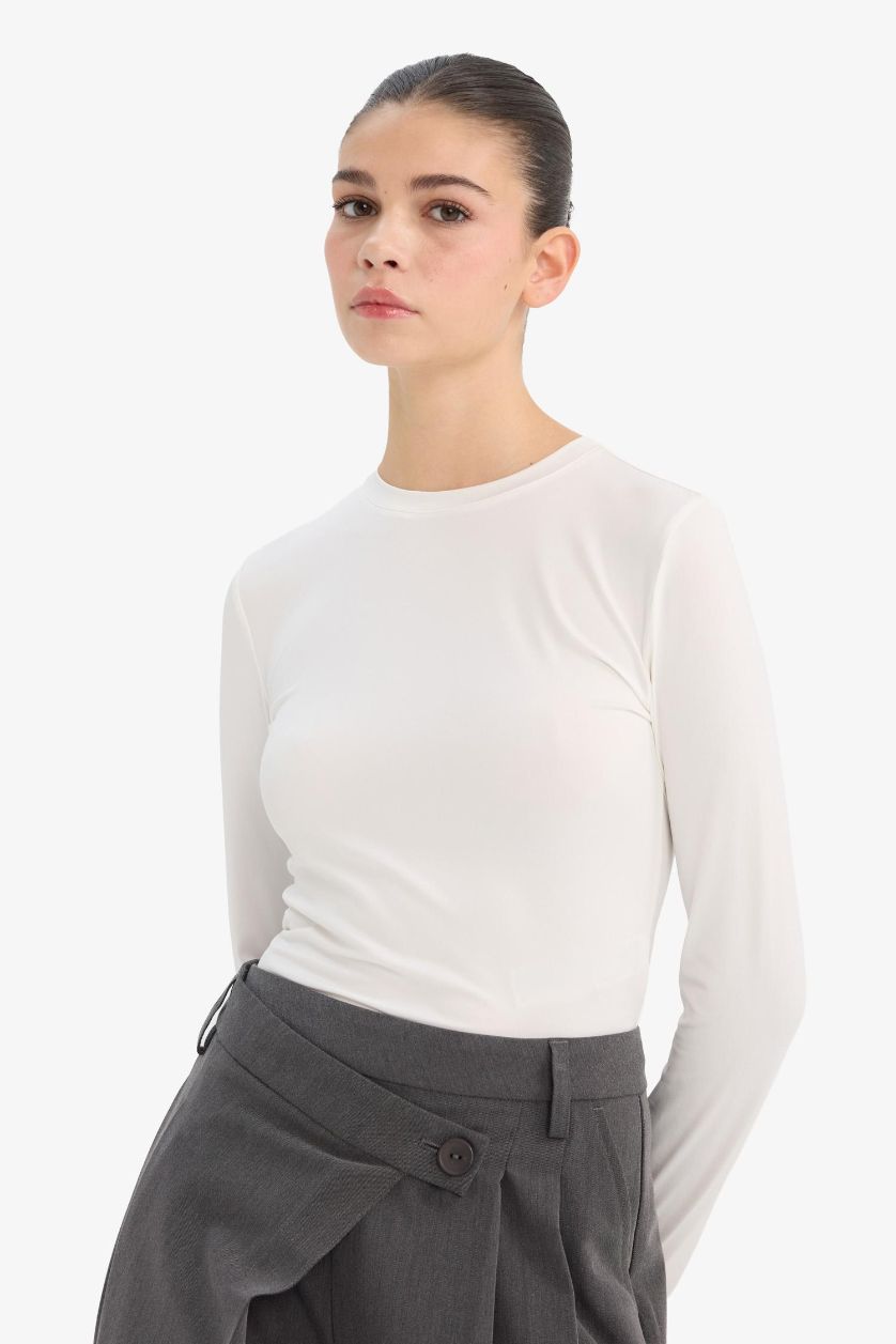 Woman White Fitted Crew Neck Long Sleeve T-Shirt