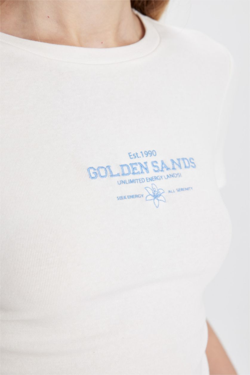 Kadın Kırık Beyaz Fitted Bisiklet Yaka Baskılı Ribana Kısa Kollu Beyaz Tişört