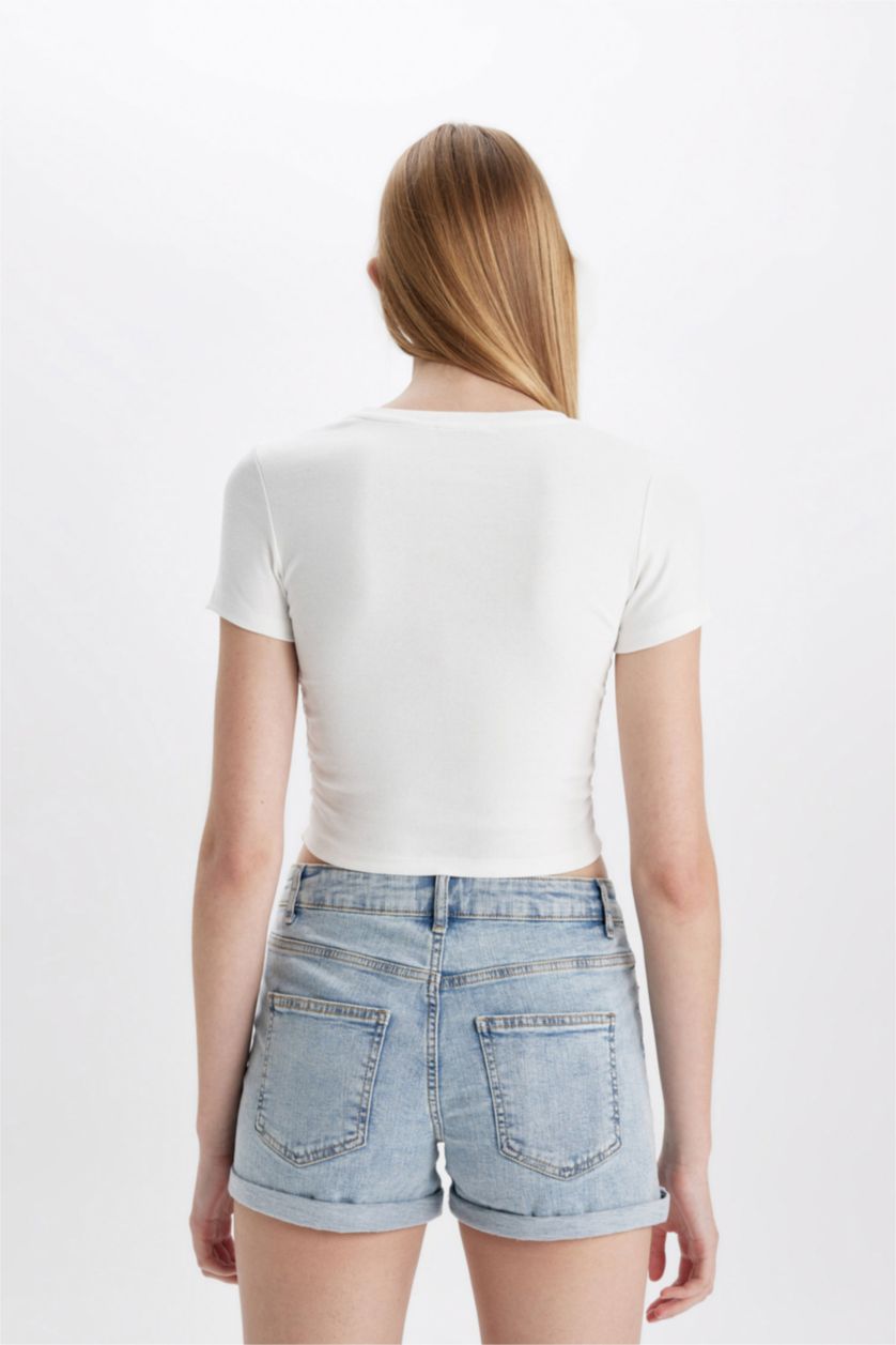 Kadın Kırık Beyaz Fitted Bisiklet Yaka Baskılı Ribana Kısa Kollu Beyaz Tişört