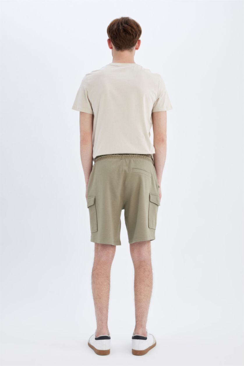 رجال كاكي شورت قصة عادية