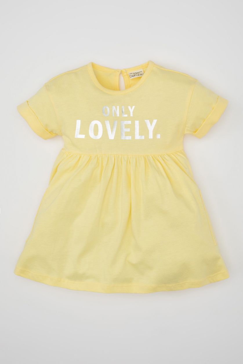 طفلة صغيرة أصفر فستان بيبي بناتي بطبعة شعار قصة عادية نص كم بياقة مستديرة