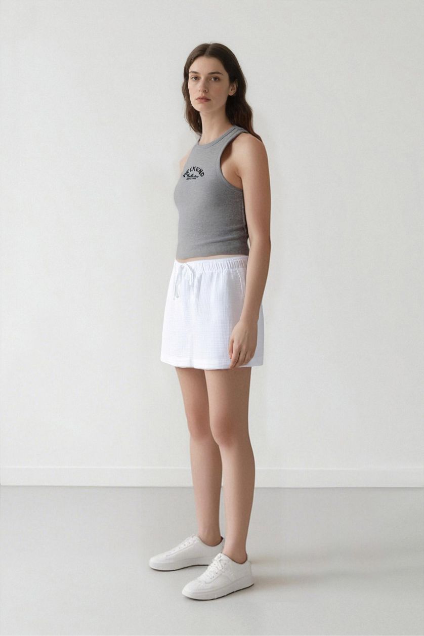 Woman White Relax Fit Muslin High Waist Short Leg Shorts