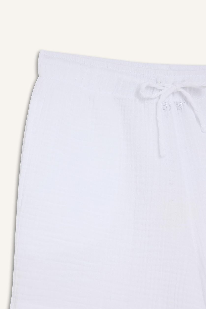 Woman White Relax Fit Muslin High Waist Short Leg Shorts