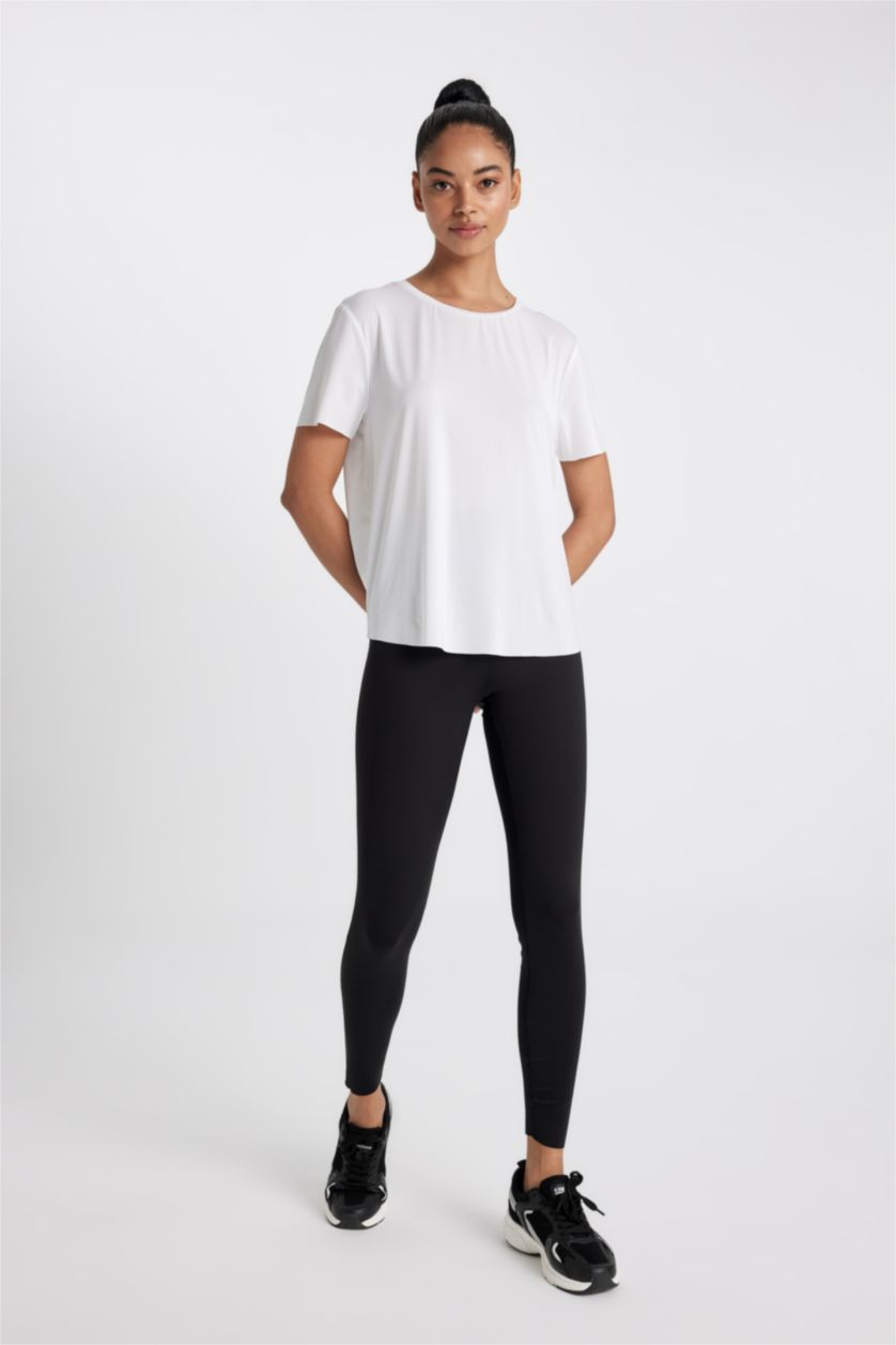 Kadın Beyaz Standart Fit Bisiklet Yaka Sporcu Kısa Kollu Tişört