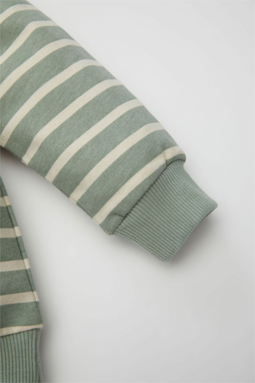 مولود ذكر كاكي فاتح سويت شيرت ولادي مخطط قصة عادية برقبة مستديرة