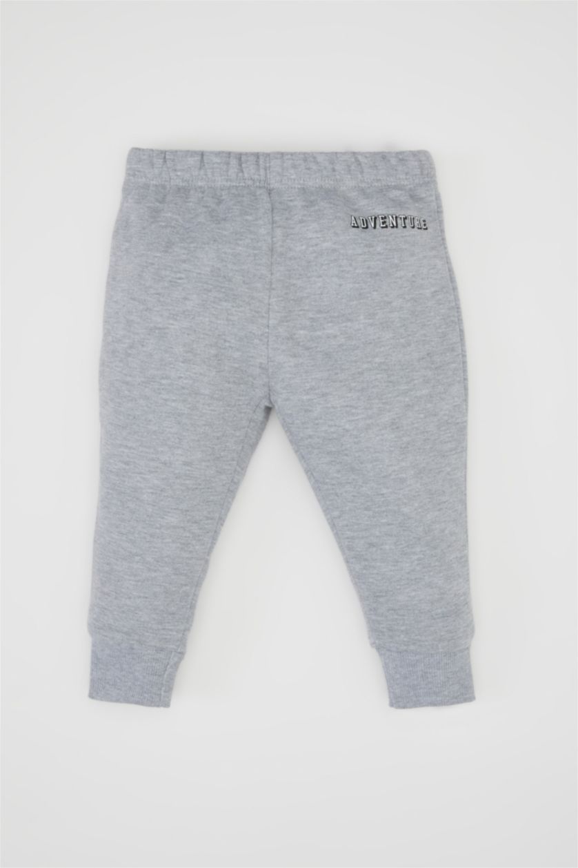 طفل صغير رمادي فاتح طقم بيبي اولادي سويت شيرت وسويت بانتس بطبعة شعار - قطعتين