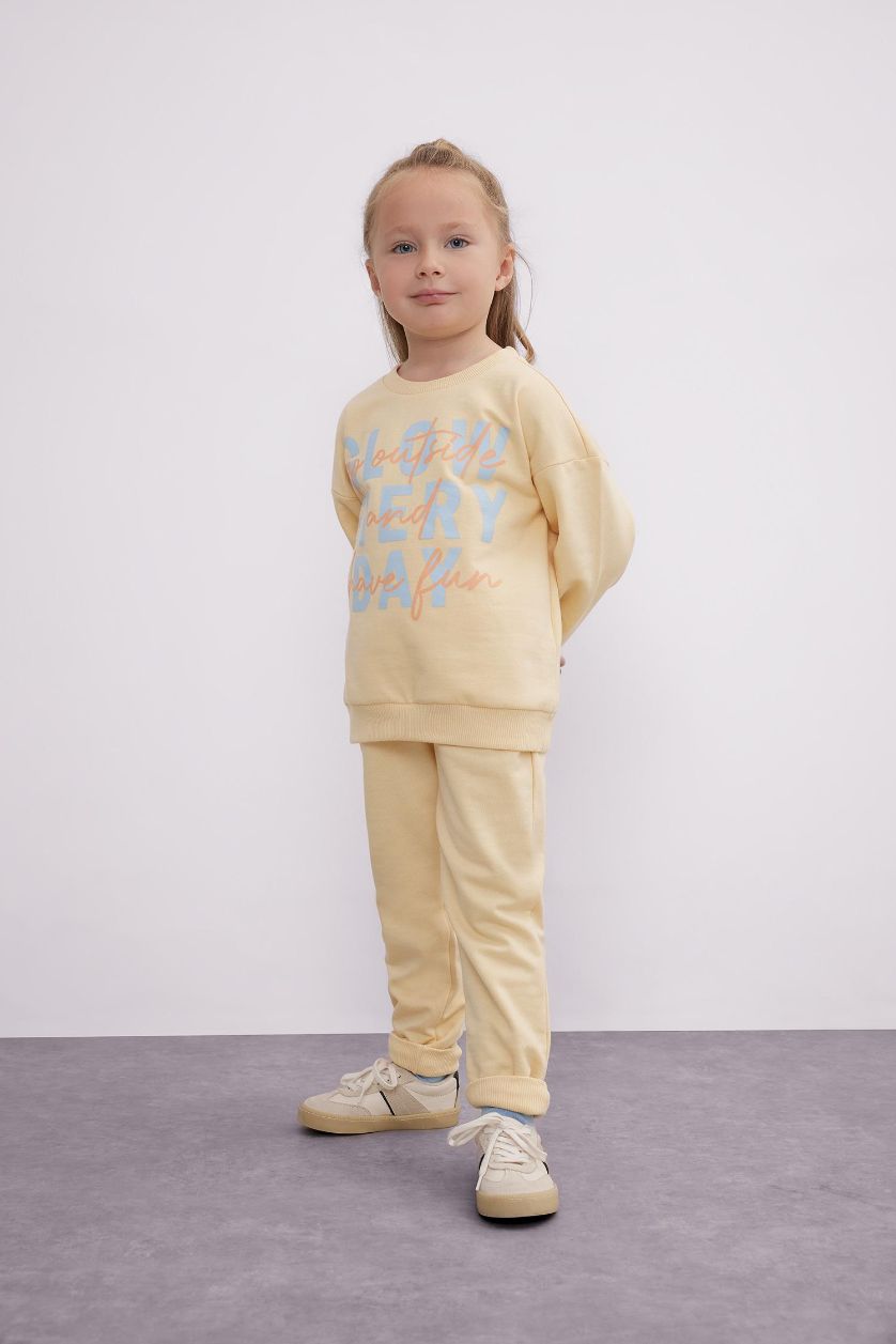 طفلة صغيرة بيج طقم بيبي بناتي بطبعة شعار خفيف قصة عادية - قطعتين