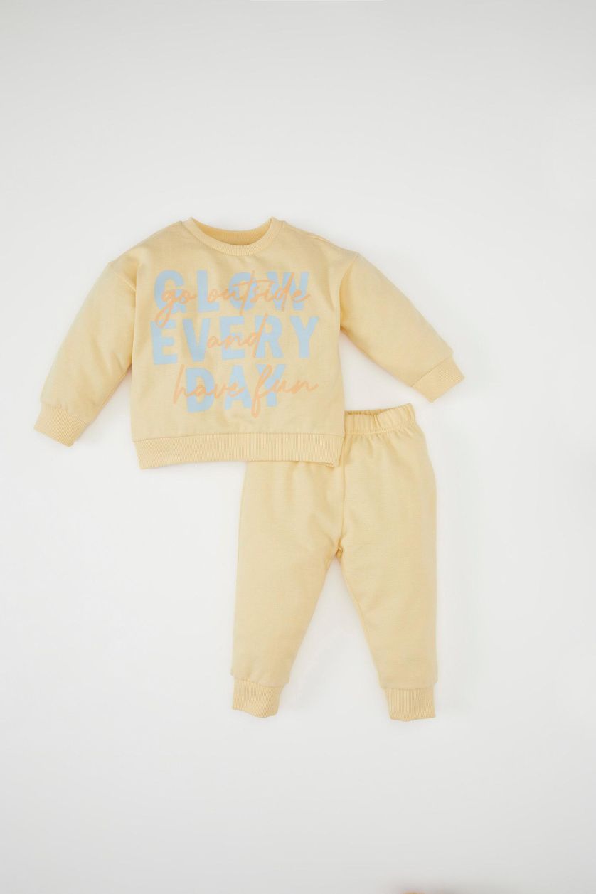 طفلة صغيرة بيج طقم بيبي بناتي بطبعة شعار خفيف قصة عادية - قطعتين