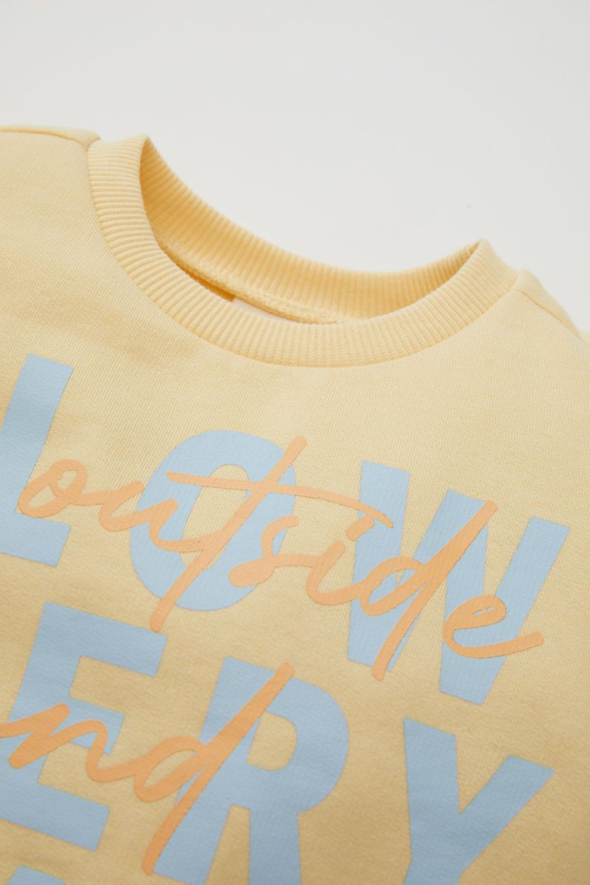 طفلة صغيرة بيج طقم بيبي بناتي بطبعة شعار خفيف قصة عادية - قطعتين