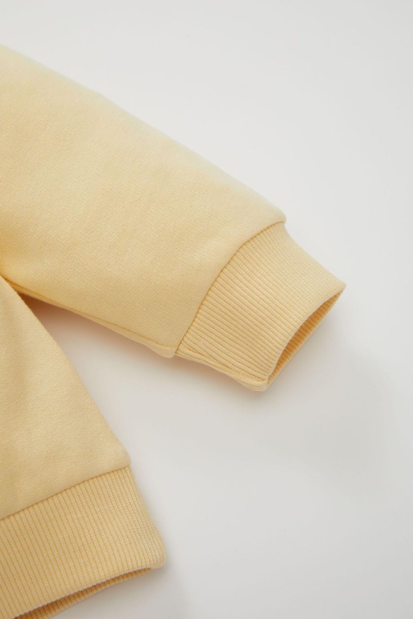 طفلة صغيرة بيج طقم بيبي بناتي بطبعة شعار خفيف قصة عادية - قطعتين