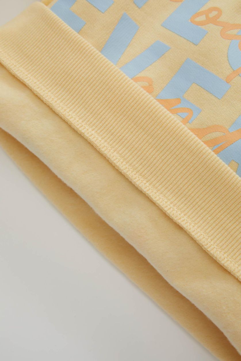 طفلة صغيرة بيج طقم بيبي بناتي بطبعة شعار خفيف قصة عادية - قطعتين